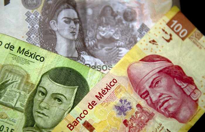 Peso mexicano se cotiza a menos de 19 unidades por dólar