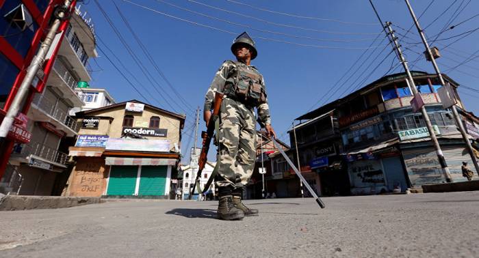 Al menos tres muertos en ataque a campamento policial en Cachemira
