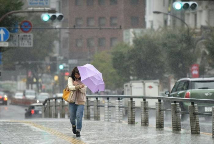 Le typhon Lan frappe le Japon, faisant deux morts