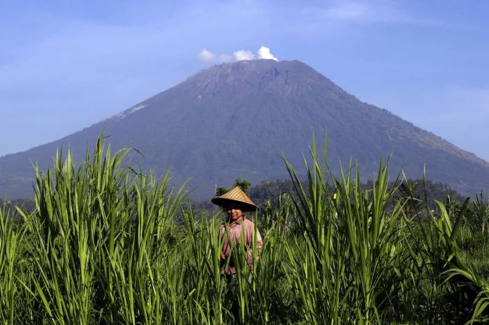 A Bali, un volcan crache de la fumée, nouvelles craintes d'éruption