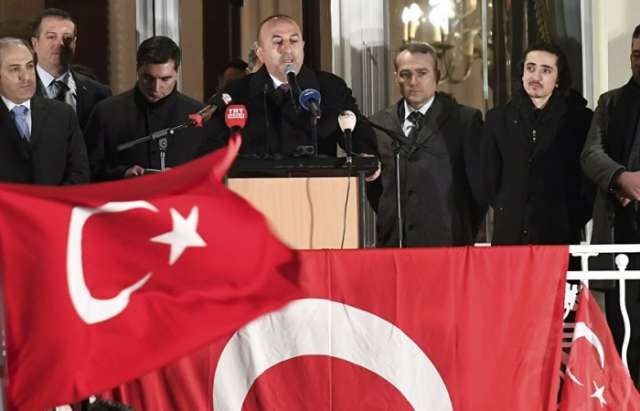 Turquía a Alemania: "No nos den lecciones de democracia, solo nos arrodillamos ante Alá"