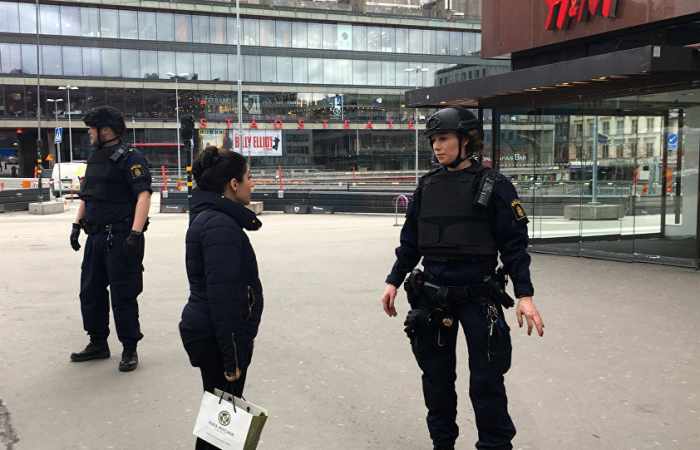Hallan un paquete con explosivos en el camión que embistió contra multitud en Estocolmo - Policía