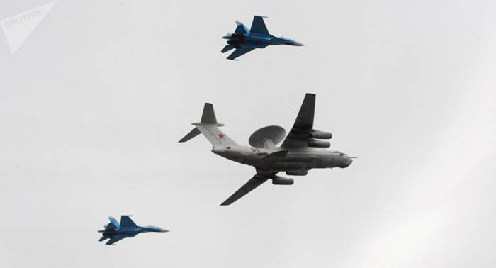 Rarísimo avión espía ruso aparece en un desfile militar en Siria