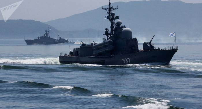 Unos 100 buques de la Armada rusa realizan misiones de paz en el Océano Mundial