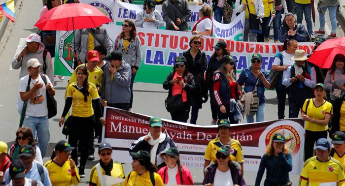 Maestros públicos de Colombia protestan con "cacerolazo" en diversas ciudades
