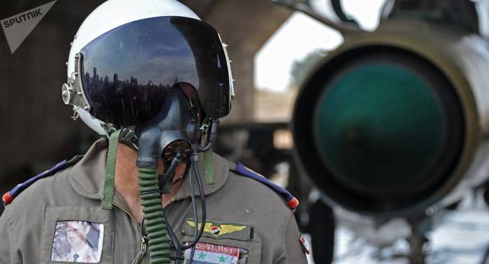 Fuerza Aérea de Siria ataca posiciones de Daesh al oeste de Al Raqa