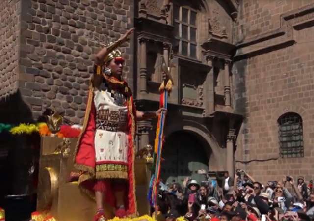 Miles de personas participan en Perú en el festival inca del sol Inti Raym