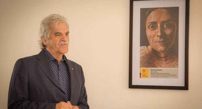 Gobierno de Ecuador sustituye fotos del presidente por retratos de personajes históricos