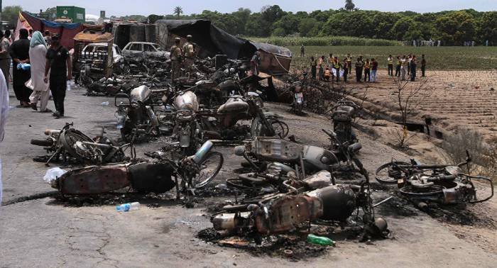 Aumentan a 190 las víctimas mortales tras la explosión de un camión cisterna en Pakistán