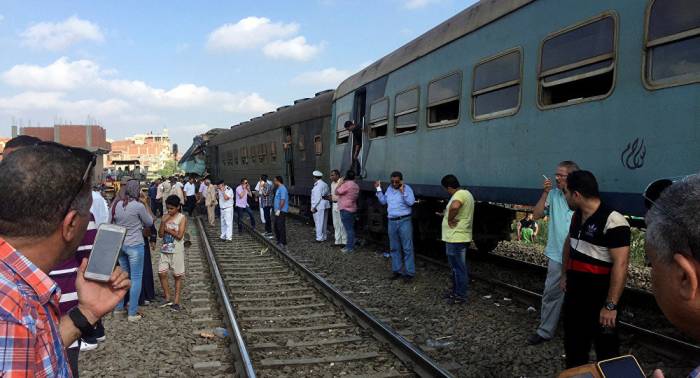 Se eleva a 49 el número de muertos por colisión de trenes en Egipto