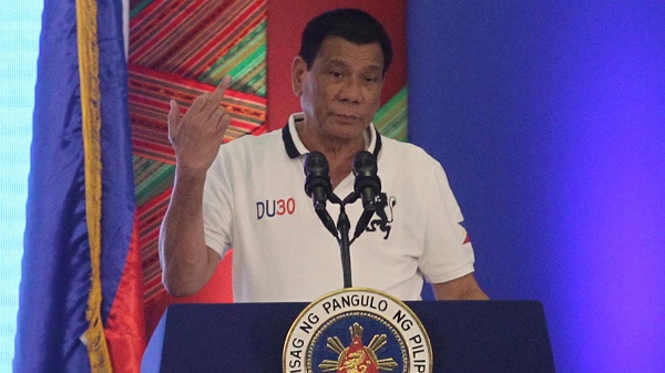 Doigt d`honneur, insultes... la méthode du président philippin pour obtenir le respect de l`UE