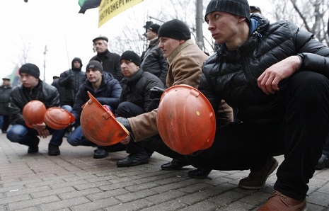 About 1,000 miners protest by Ukrainian parliament against overdue wages