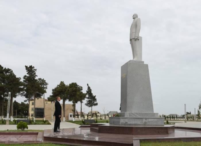 Präsident Ilham Aliyev zu einem Besuch im Neftchala Bezirk angekommen