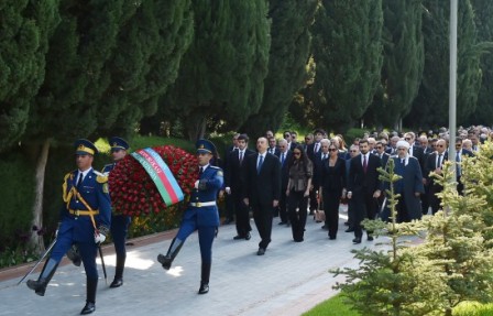 Prezident və ailəsi Heydər Əliyevin məzarını ziyarət edib - FOTOLAR