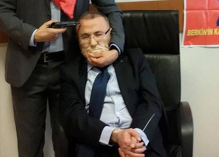 Türkiyədə prokuror girov götürüldü - FOTO