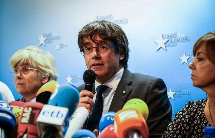 Madrid a émis un mandat d'arrêt à l'encontre du président catalan destitué, selon son avocat