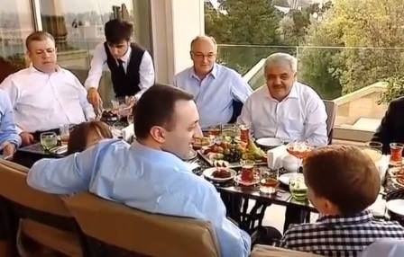Baş nazir Rövnəq Abdullayevlə restoranda - Fotolar - Video