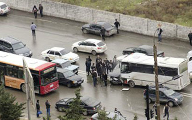 Bakıda avtobus qəzası -yaralı var