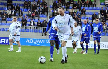 Azerbaijani, world football veterans draw in friendly