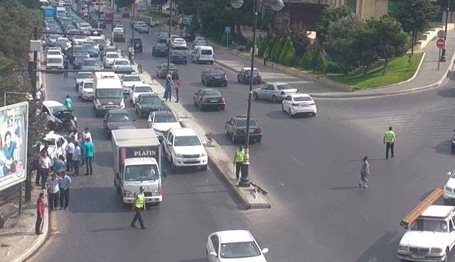 Qəza tıxac yaratdı