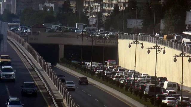 Bakıda qəza tıxac yaratdı