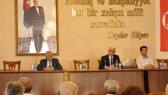 Nazir `ölkədən qaçan` rektoru cəzalandırdı