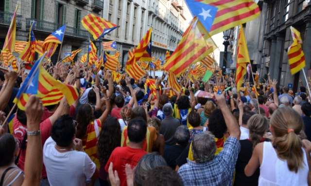 عشية "استقلال كتالونيا".. تحذير مدريدي من القفز إلى الفراغ