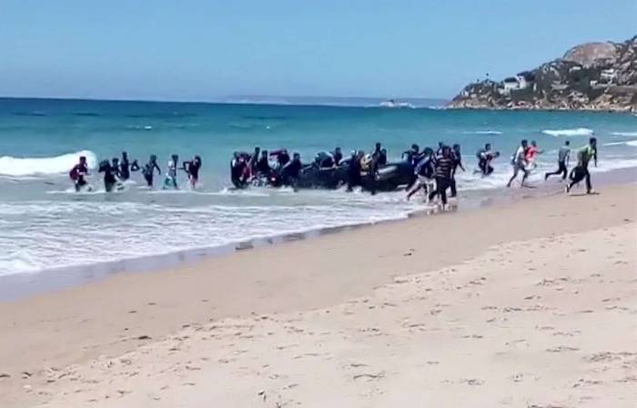 Des migrants débarquent sur une plage pleine de touristes en Espagne