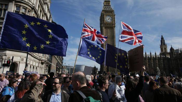 Des milliers de personnes défilent à Londres contre le gouvernement May