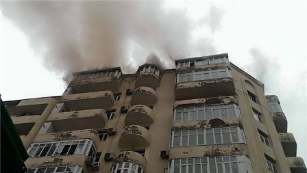 Bakıda 9 mərtəbəli bina yanır