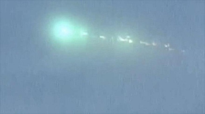 Aparece una misteriosa luz verde iluminando el cielo de Japón
