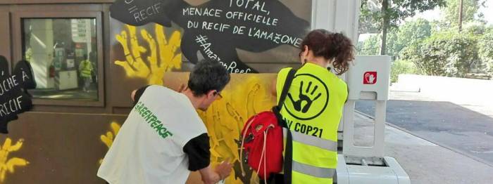 Greenpeace redécore vingt stations-services du groupe Total