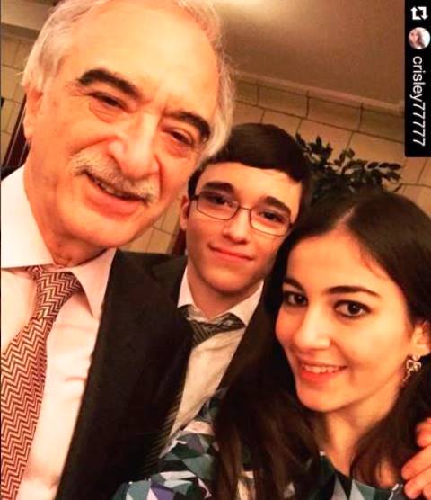 Polad Bülbüloğlu ailəsi ilə `selfie` çəkdirdi