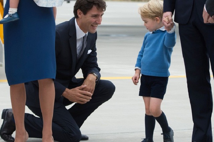 Le prince George refuse de serrer la main du premier ministre canadien - VIDEO