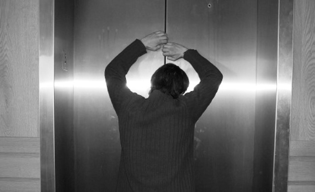 İki nəfər liftdə qaldı