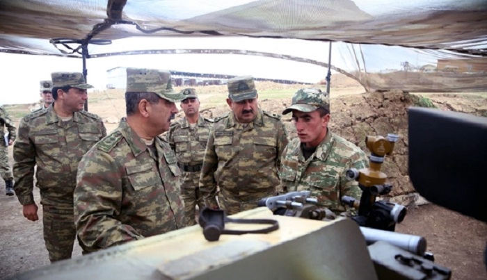 Azerbaijani Defense Minister checks readiness of artillery units on frontline