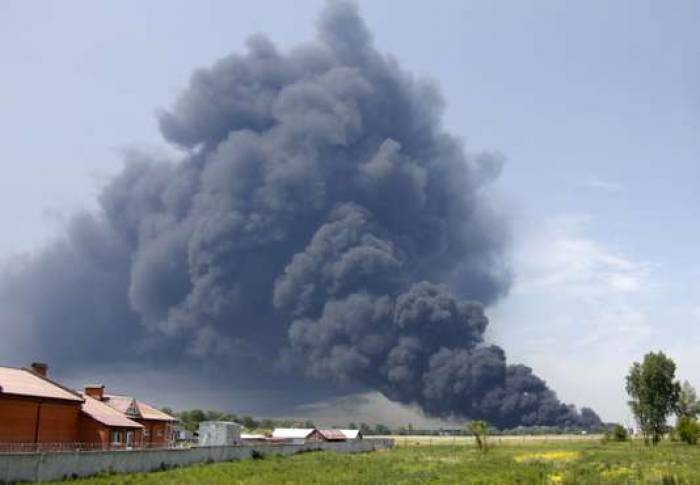 Incendie dans un dépôt de munitions en Ukraine, l'espace aérien fermé