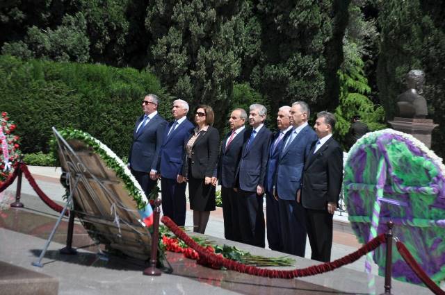 YAP rəhbərliyi Heydər Əliyevin məzarını ziyarət edib  -FOTOLAR