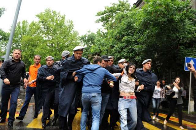 Insults and physical attacks against journalists in Armenia 
