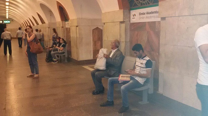 Metroda yeni oturacaqlar quraşdırılır - Foto