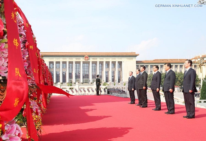 Eine Zeremonie zum Ehren der verstorbenen nationalen Helden in Beijing abgehalten