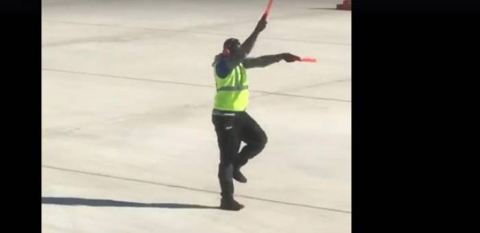 Etats-Unis: un agent danse sur le tarmac d'un aéroport lors du décollage d'un avion - VIDEO
