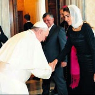 Papa müsəlman qadının əlini öpdü
