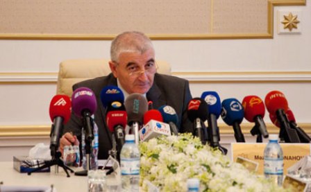 Məzahir Pənahov müraciətlərə baxdı
