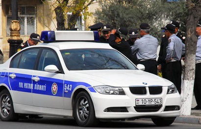 Bakıda `avtoş` polisi küçə ilə sürüdü