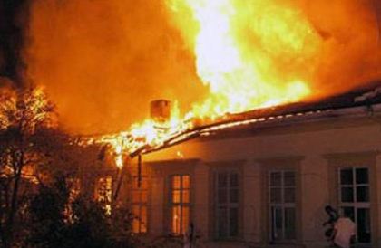 Tovuzda 10 otaqlı ev yandı