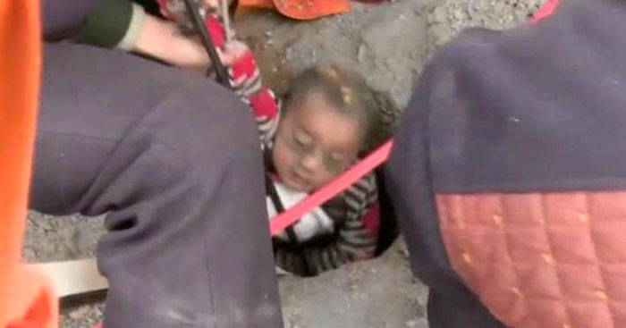 Dramático rescate de un ​niño​ de 3 años que cayó a un pozo - VIDEO