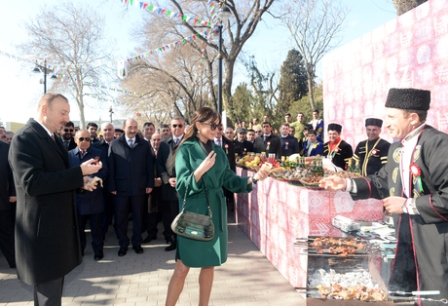 Prezident və xanımı yumurta döyüşdürdü - FOTOLAR