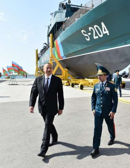 الرئيس إلهام علييف ينظر حديثا بنيت توفان نوع الحرس الحدود السفينة