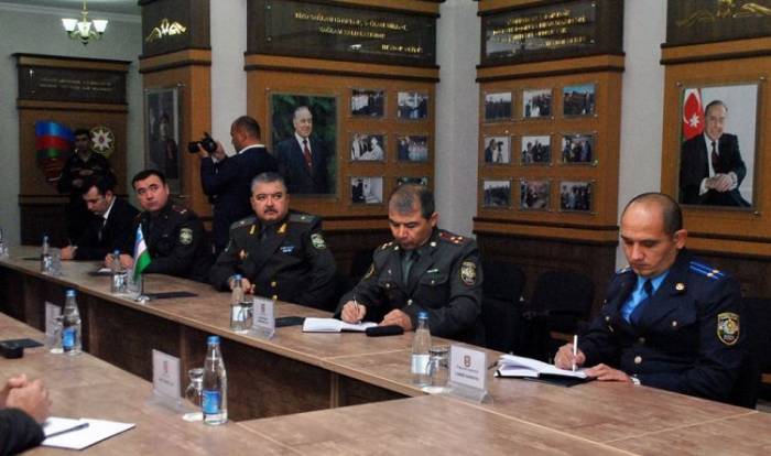 
El jefe del Ministerio de Defensa de Uzbekistán permanece en la academia Militar de las FF.AA de Azerbaiyán
